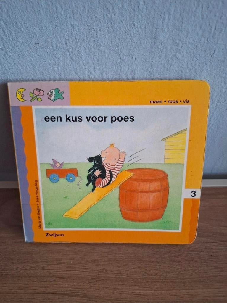 Een kus voor poes - Maan Roos Vis serie 6 boek 3, Ophalen of Verzenden, Gelezen, Marij van Eeden, Joop Vrieling, 3 tot 4 jaar