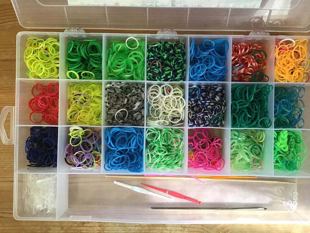 Volle doos met loom bandjes / elastiekjes., Ophalen of Verzenden, Zo goed als nieuw