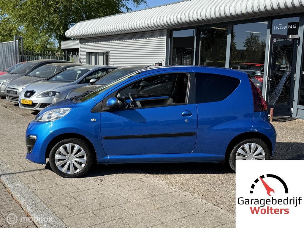 Peugeot 107 1.0 Active AUTOMAAT AIRCO AUX/USB 1E EIGENAAR, Stof, Gebruikt, Zwart, Met garantie (alle)