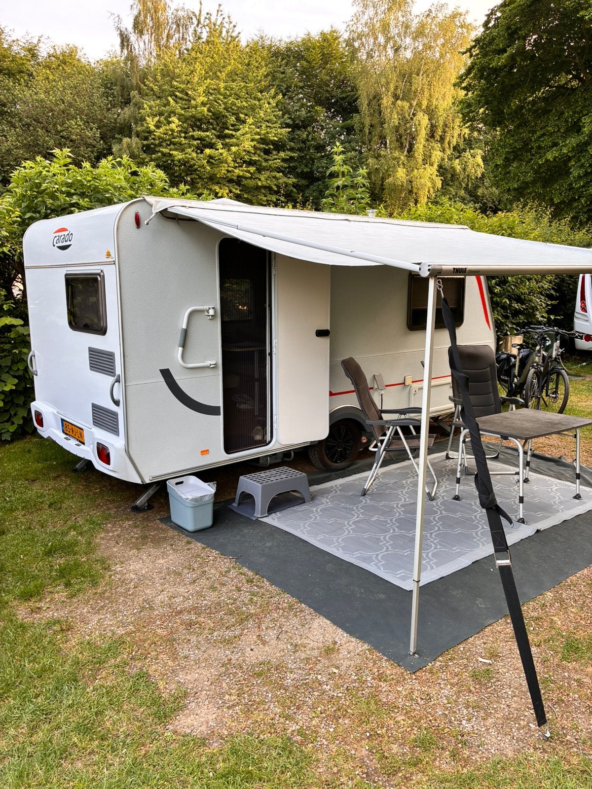 CARADO CARAVAN 160L. Bouwjaar 2012.  €9950, Caravans en Kamperen, Caravans, Vast bed, Treinzit, 750 - 1000 kg, Particulier