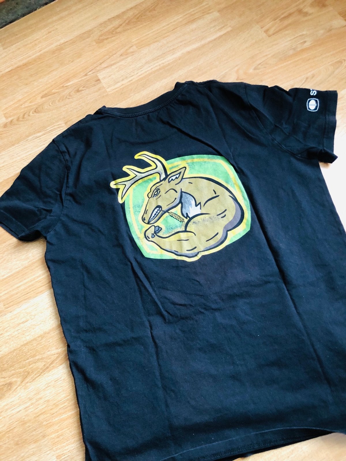 Zwart T-shirt met hert print - Strom, Ophalen of Verzenden, Zo goed als nieuw, Maat 52/54 (L), Zwart