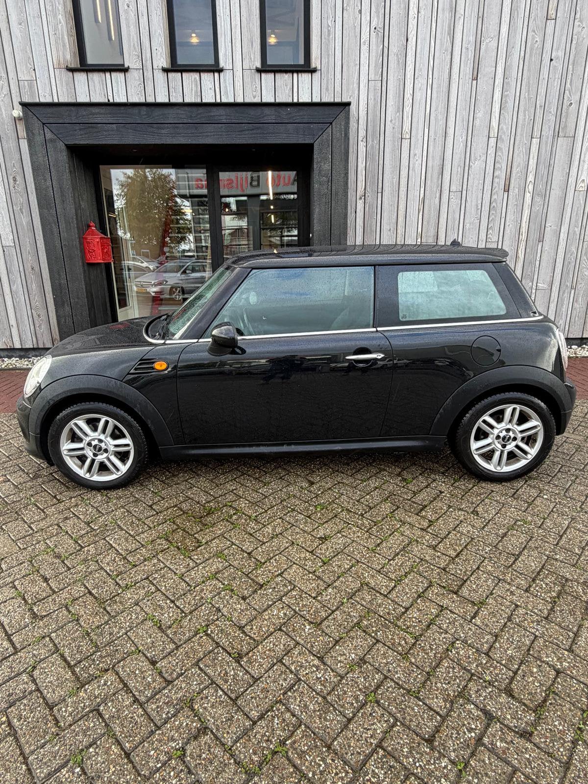 Mini cooper 1.6 ONE 2012 Zwart, Voorwielaandrijving, 40 €/maand, 4 cilinders, 4 stoelen