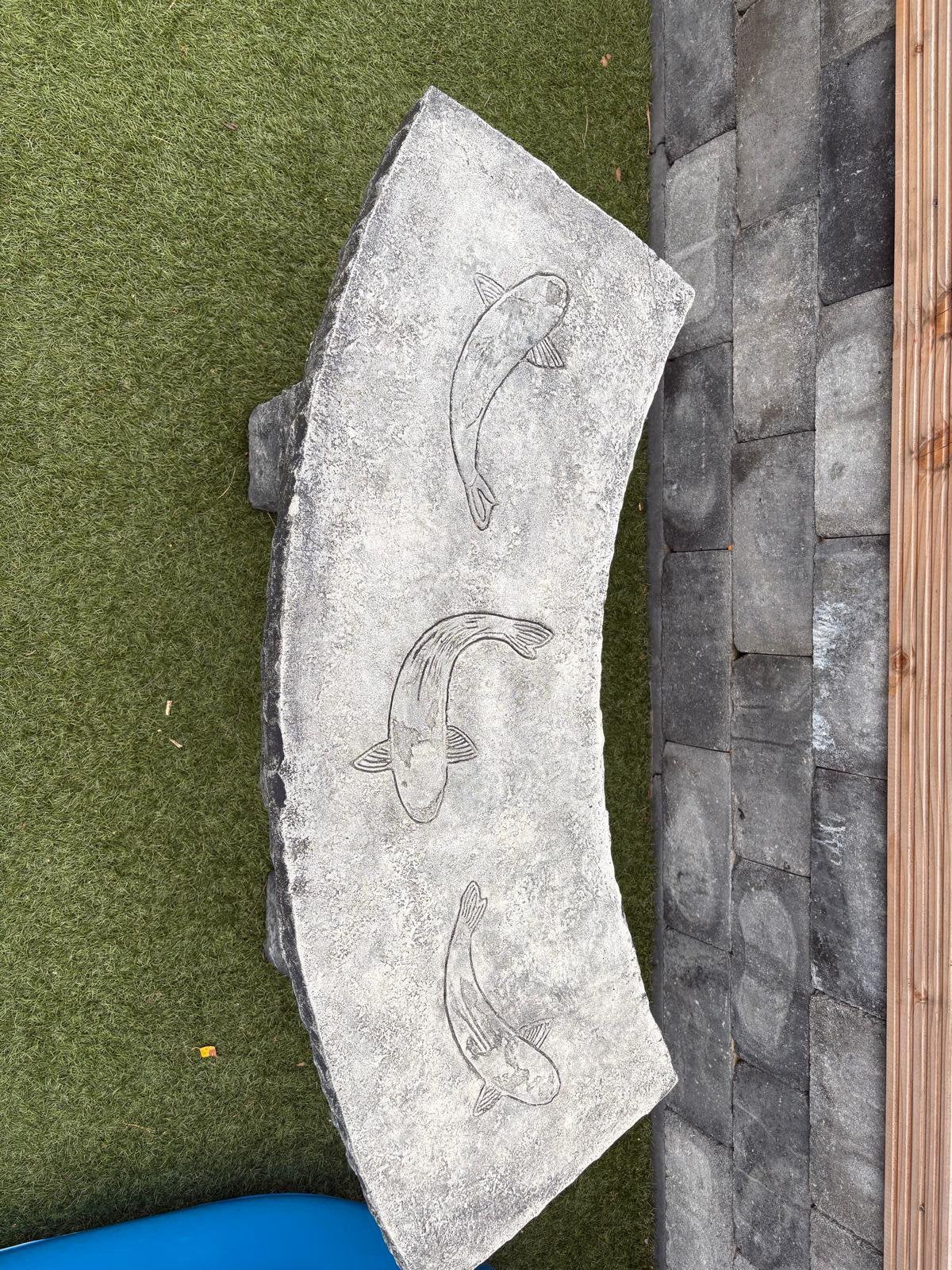 Tuinbankje beton koi, Ophalen, Zo goed als nieuw