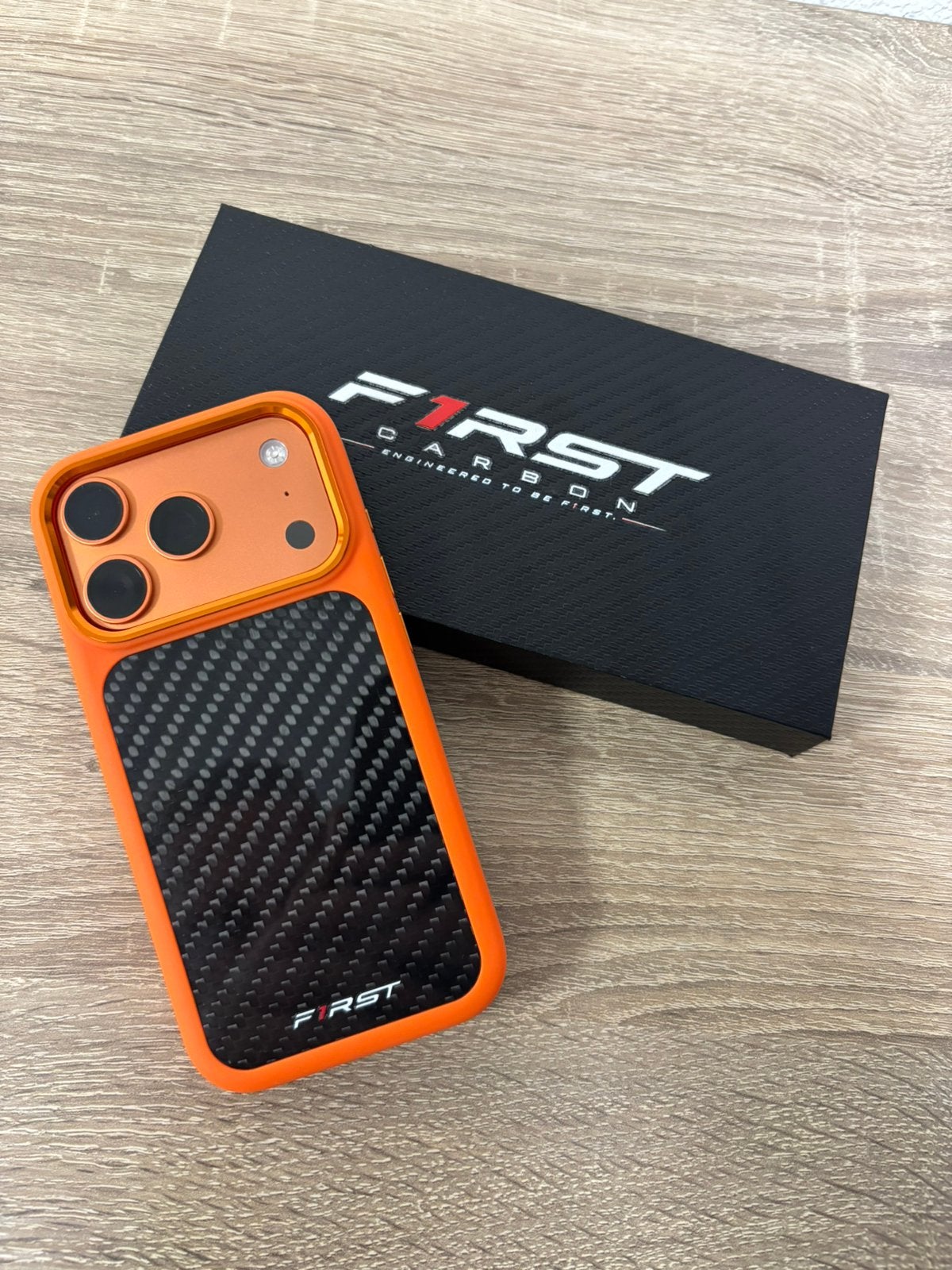 iPhone 17 Pro hoesje oranje met woven carbon!, Telecommunicatie, IPhone 16 Pro, Rondom bescherming, Oranje, Nieuw