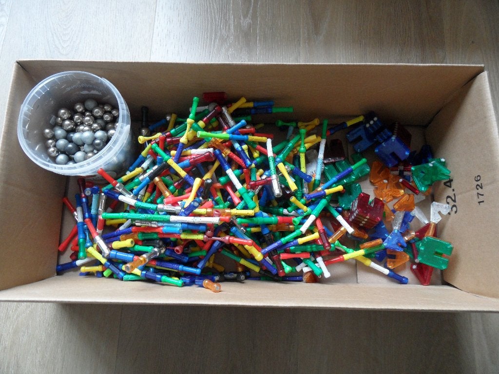 Doos vol magnetisch speelgoed, stokken, ballen, constructie., Ophalen of Verzenden, Zo goed als nieuw, Bouwen