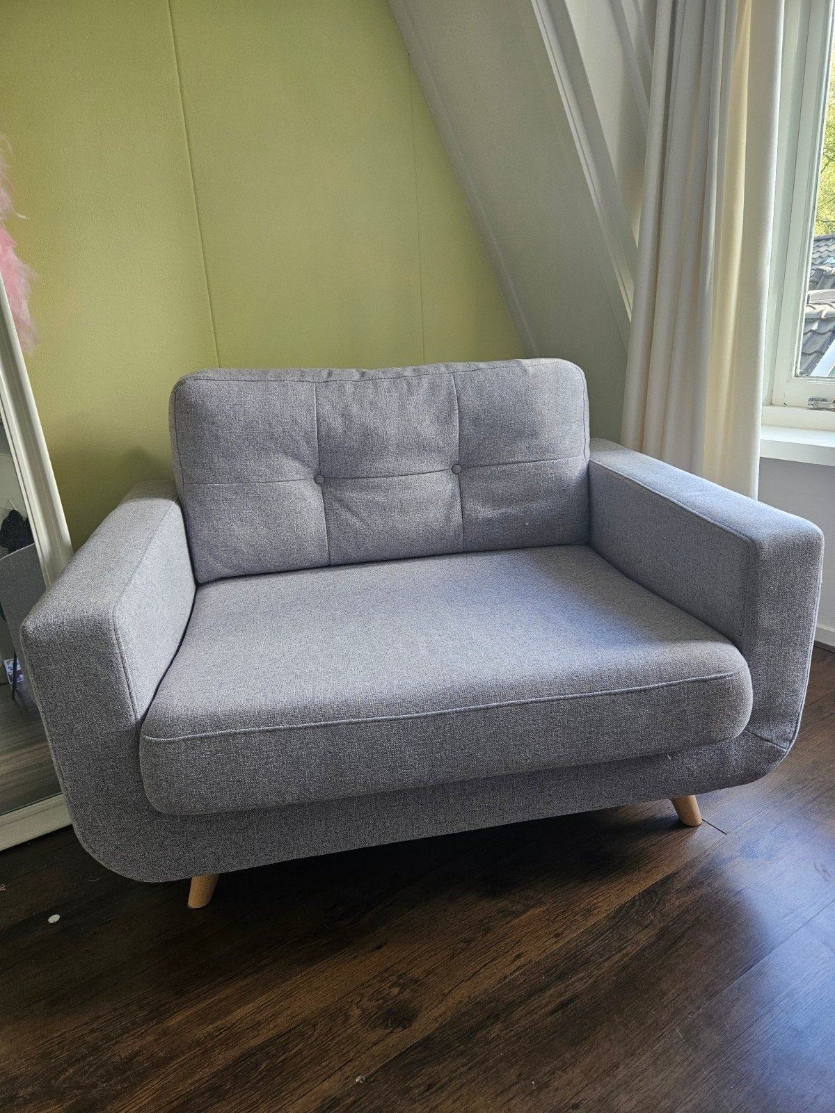 Mooie grijze loveseat, Ophalen, Eenpersoons, 75 tot 100 cm, Zo goed als nieuw