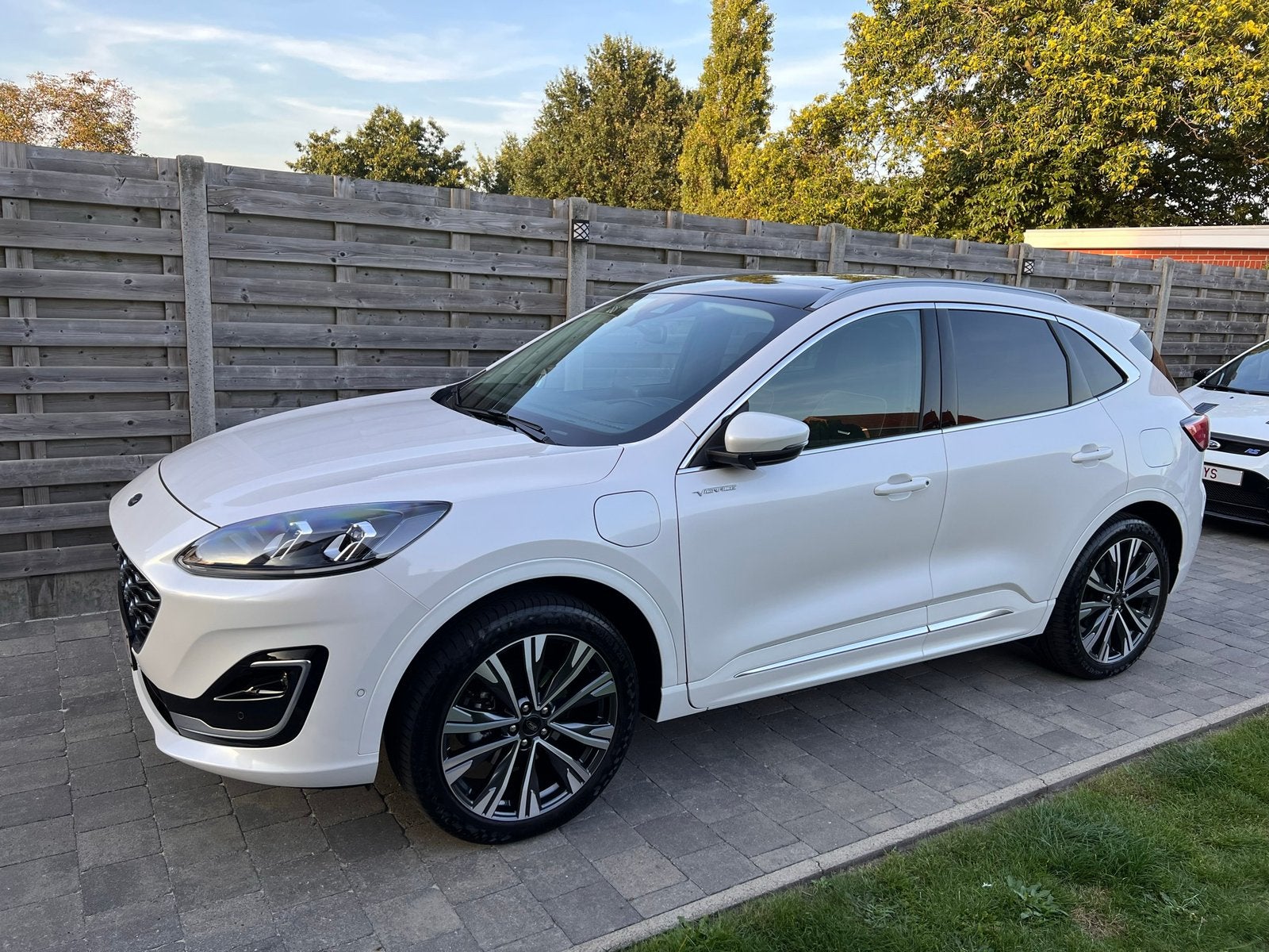 Ford kuga phev vignale, 1800 kg, Zwart, 4 cilinders, Wit