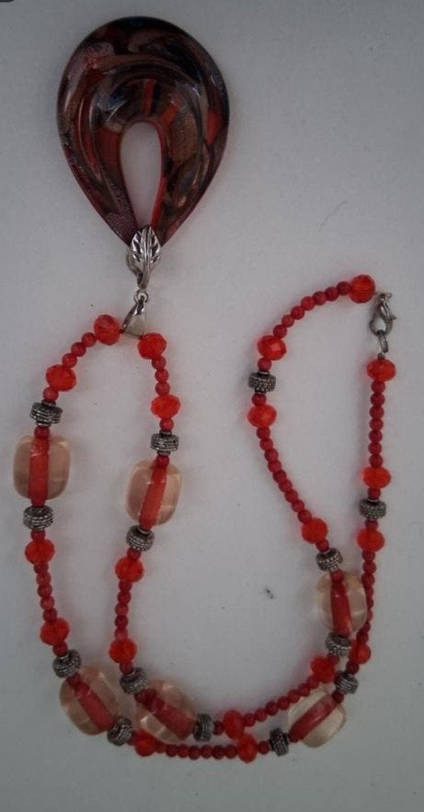 Prachtige retro rode ketting met unieke glazen hanger, Ophalen of Verzenden, Zo goed als nieuw, Rood, Overige materialen