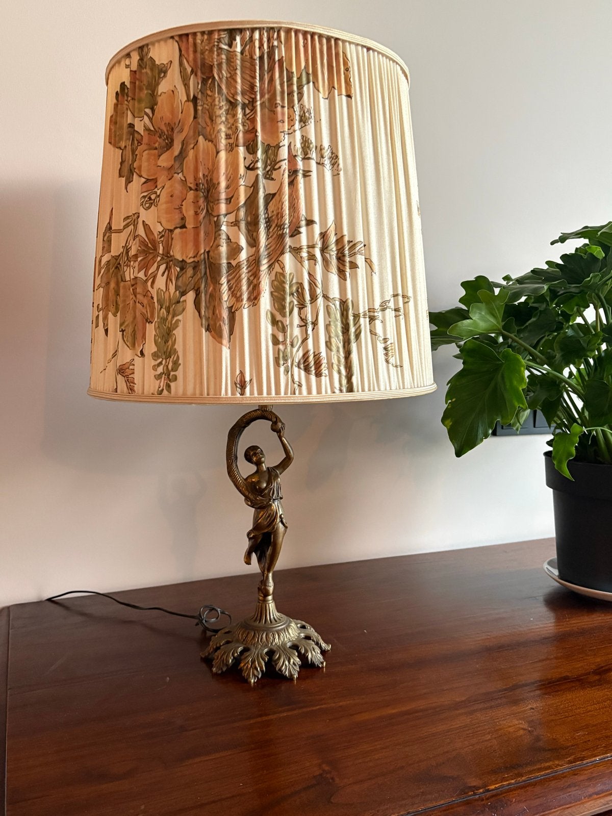 Vintage tafellamp met bronzen beeld en bloemenkap, Antiek en Kunst, Antiek | Lampen, Ophalen