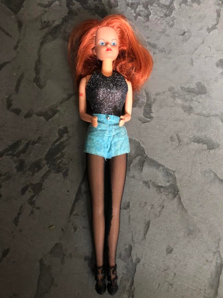 Roodharige barbie in hotpants, kousen. En tatoo., Ophalen, Zo goed als nieuw, Barbie