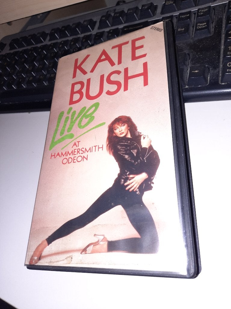 VHS Kate Bush ‎– Live At Hammersmith Odeon, Alle leeftijden, Ophalen, Gebruikt, Komedie