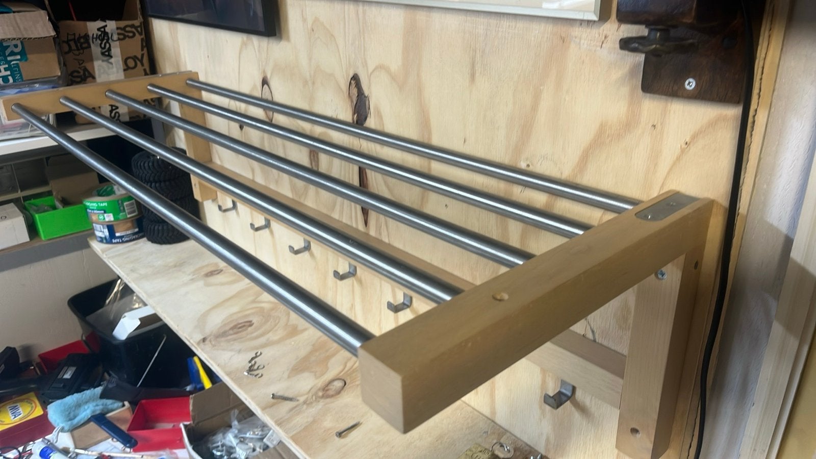 Mooie houten wandkapstok met RVS afleg en haken, Wandkapstok, Gebruikt, Ophalen of Verzenden, Minder dan 100 cm