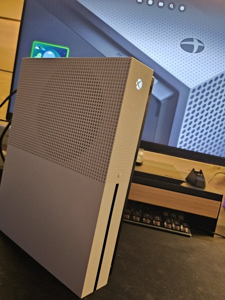 Microsoft Xbox One S met 1TB, Refurbished, Xbox One S, Ophalen of Verzenden, Zonder controller