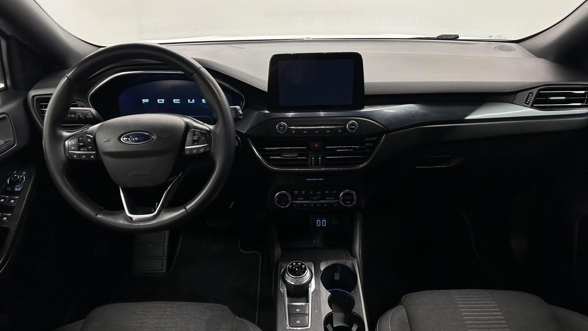 Ford Focus Wagon 1.5 EcoBoost ST Line active X Business TREK, Auto's, Ford, Wit, Origineel Nederlands, 3 cilinders, Autotrust