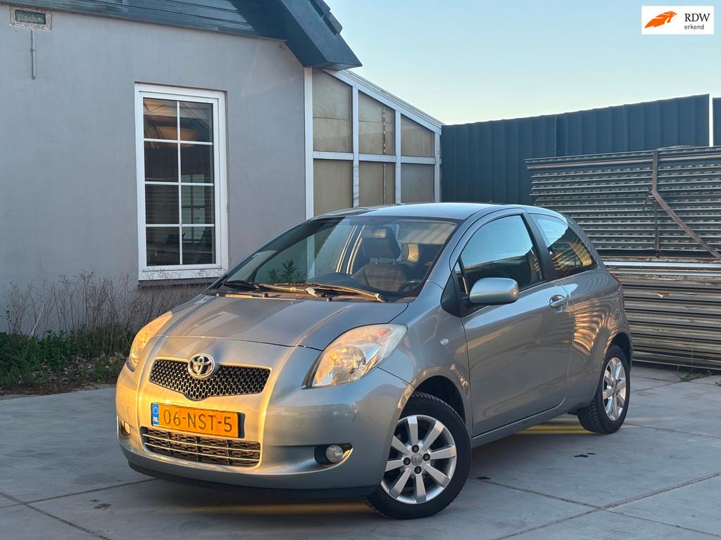 Toyota Yaris 1.0 VVTi + | Airco | El. Ramen | Sportvelgen |, Auto's, Toyota, Voorwielaandrijving, 970 kg, 750 kg, Bedrijf