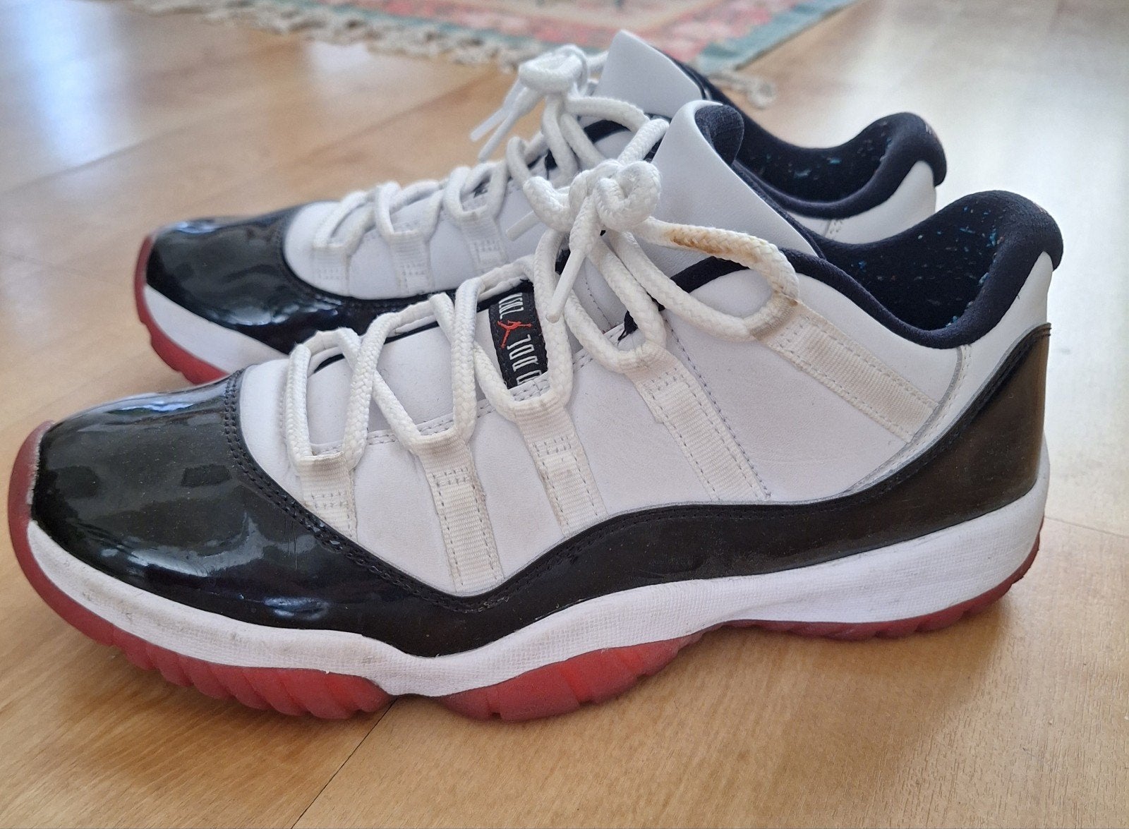 Jordan 11 Retro Low Bred - Maat 43, Verzenden, Zwart, Sneakers of Gympen, Gedragen