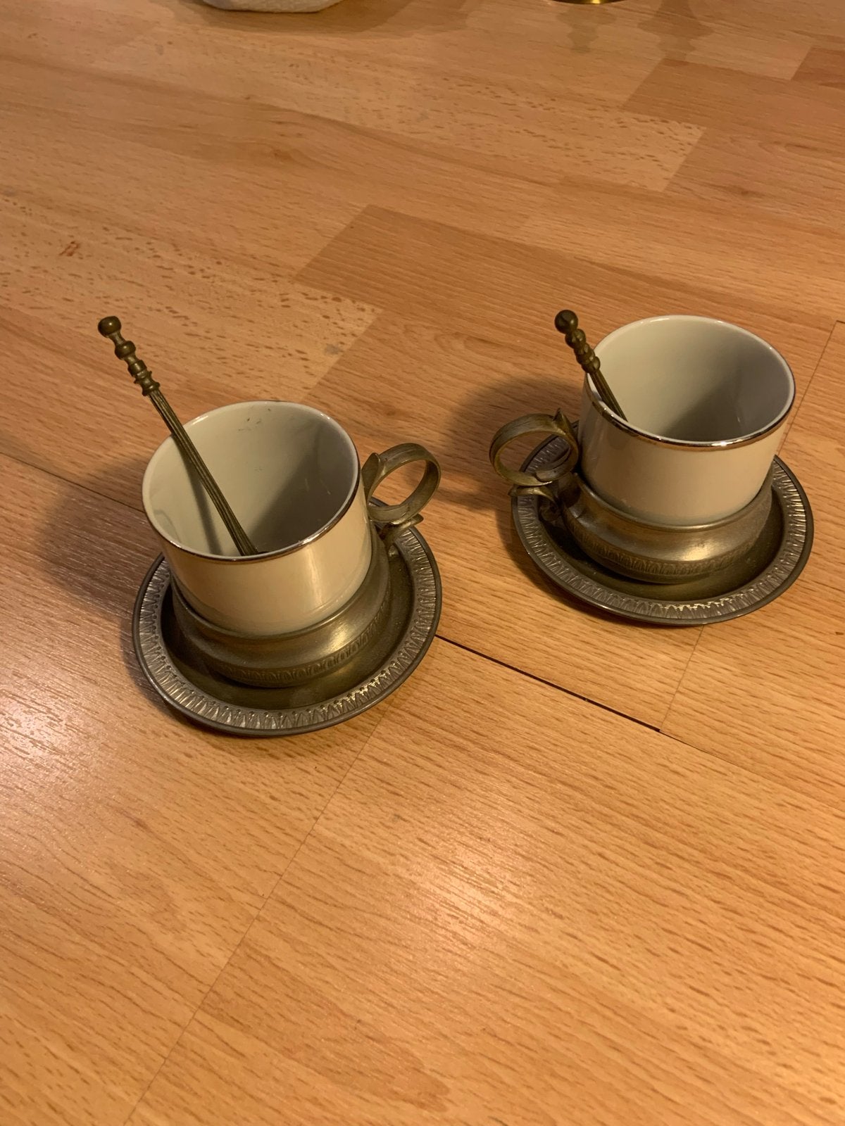Set van 2 tinnen kop en schotel met porseleinen inleg, Antiek en Kunst, Ophalen of Verzenden