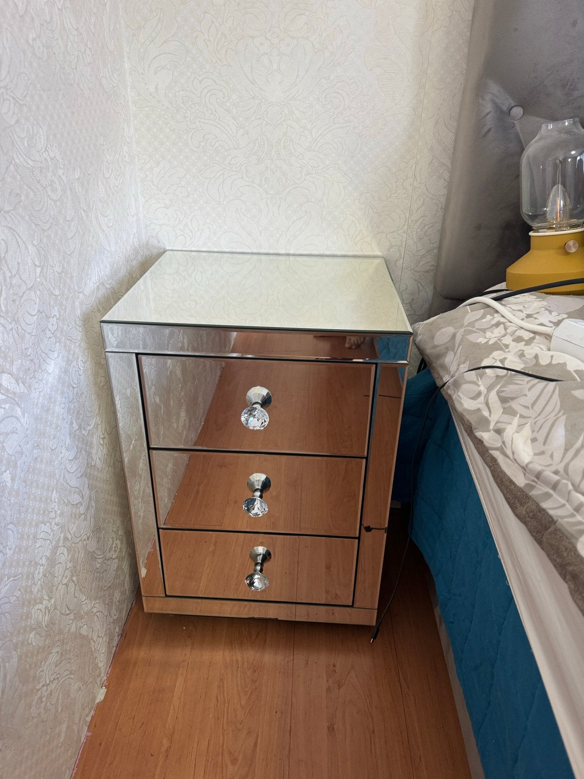 Spiegel nachtkastje met 3 lades en kristallen knoppen, Gebruikt, Minder dan 45 cm, Glas, 55 tot 70 cm