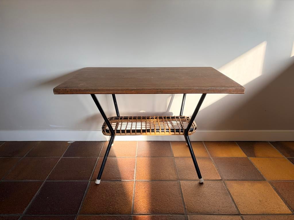 Vintage bijzettafel met rotan tijdschriftenrek, Gebruikt, 55 tot 75 cm, Rechthoekig, Hout