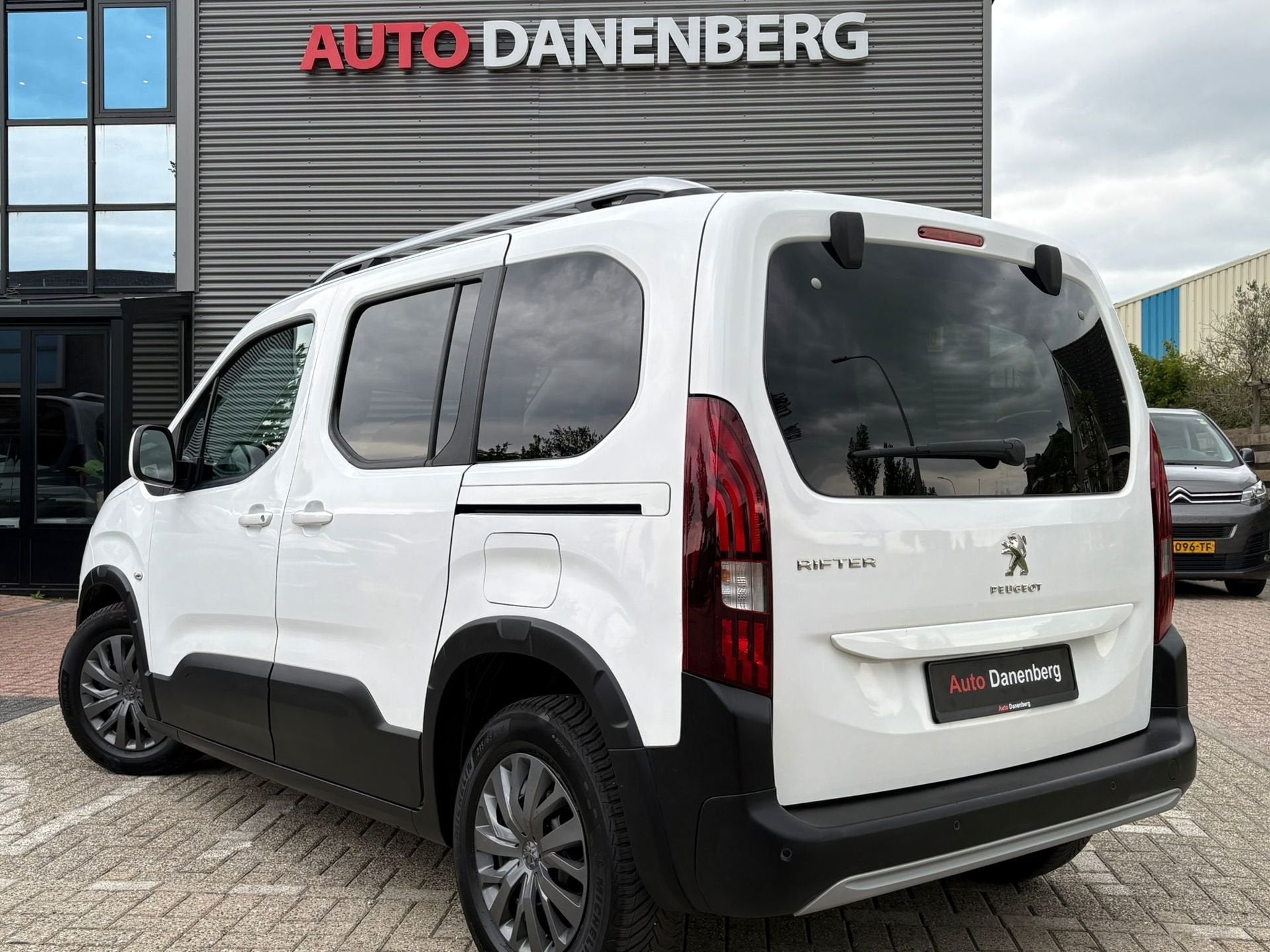 Peugeot Rifter 1.2 Puretech Allure Pano! GARANTIE, Auto's, Voorwielaandrijving, Dealer onderhouden, Gebruikt, Zwart