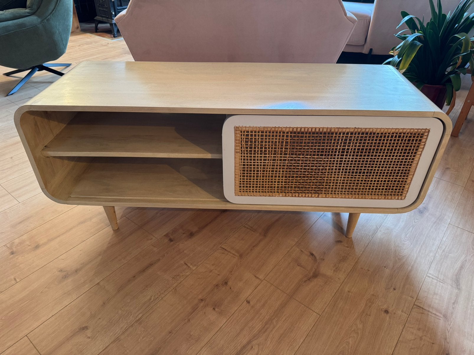 Tv meubel massief mangohout/wit/rotan, Ophalen, 100 tot 150 cm, Eikenhout, Zo goed als nieuw
