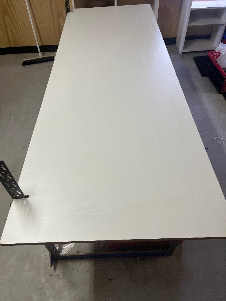 meubel plaat wit  met tafel voor in de schuur, Ophalen, Zo goed als nieuw