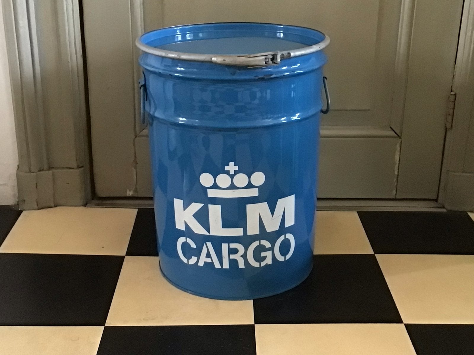 Vintage stalen KLM Cargo-ton - Decoratief en functioneel, Ophalen, Zo goed als nieuw
