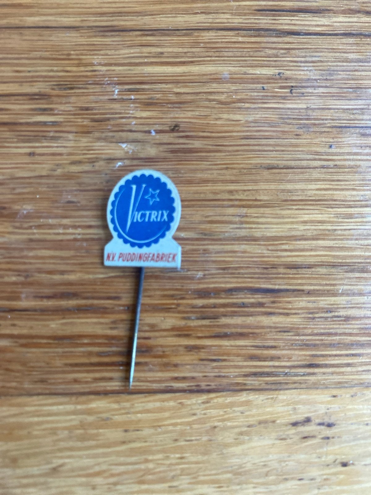 Vintage Victrix Puddingfabriek Speldje, Verzamelen, Ophalen of Verzenden, Gebruikt, Merk, Speldje of Pin