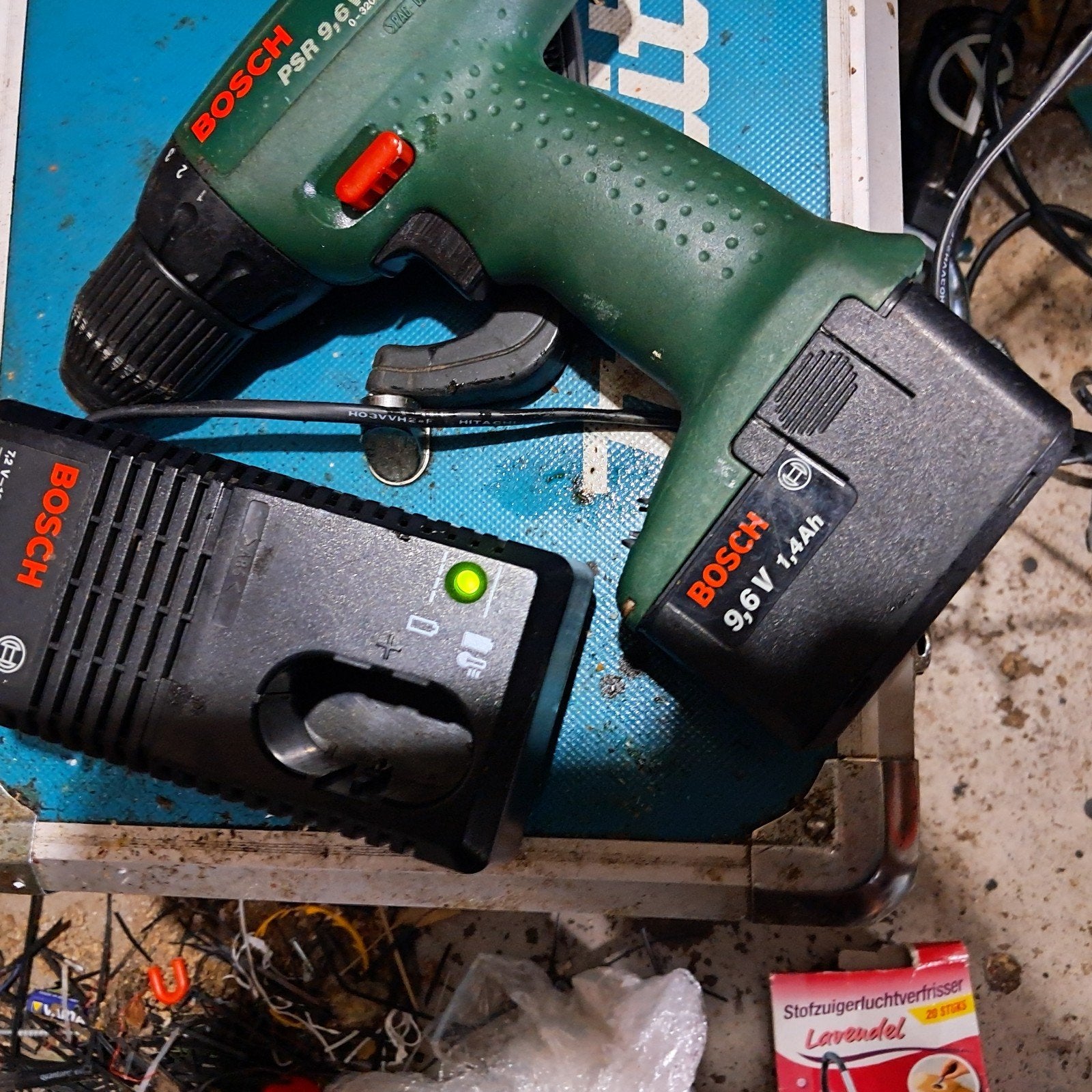Bosch PSR 9,6 VES-2 Accuboormachine met lader, Gebruikt, Variabele snelheid, Ophalen of Verzenden, Boor- en Schroefmachine