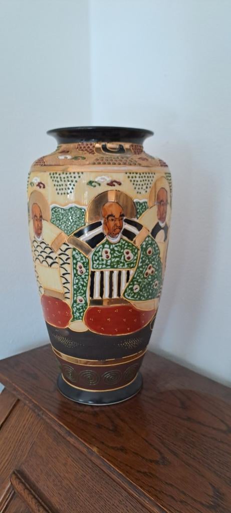 Antieke Japanse Satsuma Vaas met Figuren en Gouden Details, Ophalen
