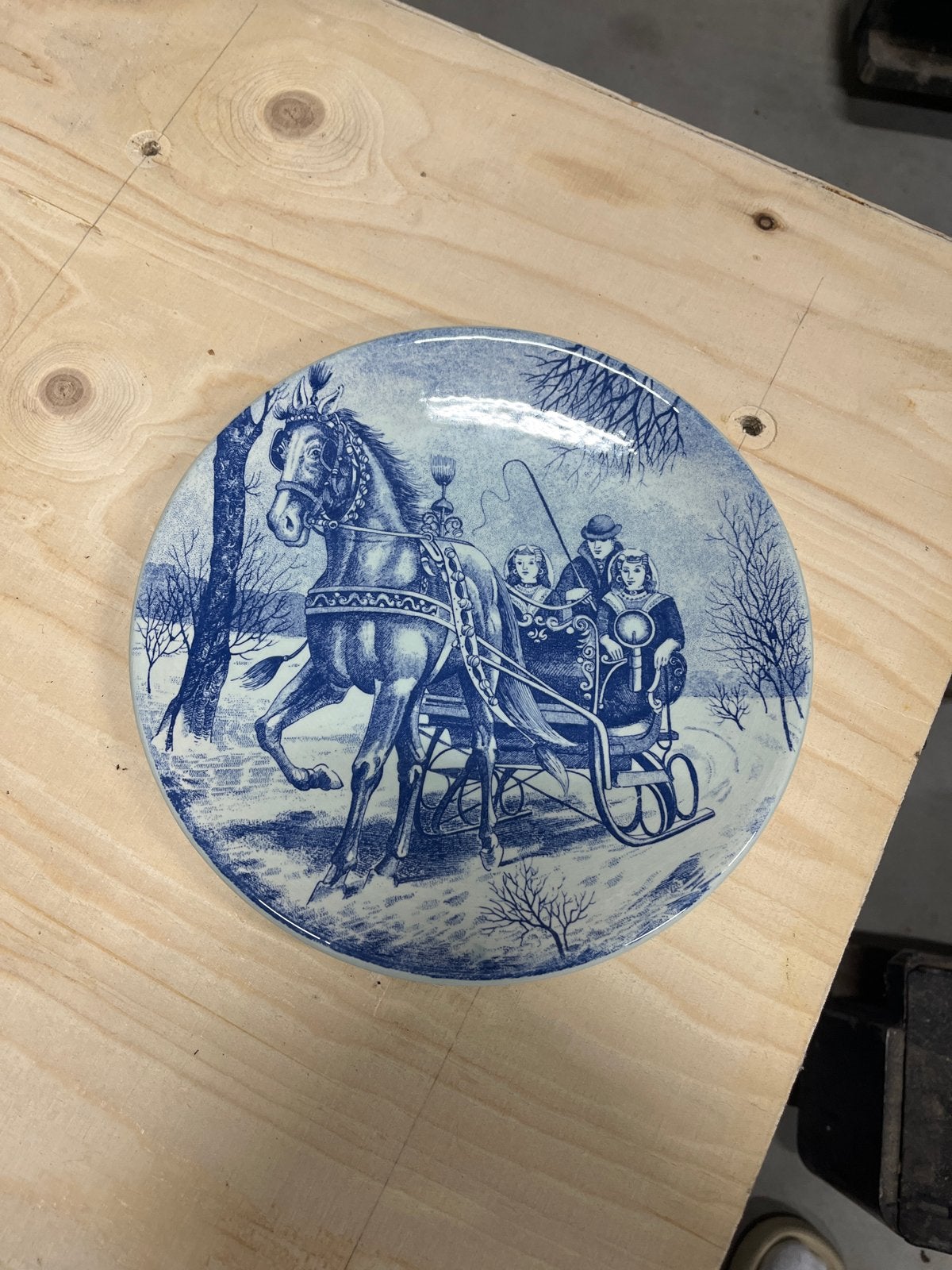 Delfts Blauw sierbord met winterse sleescène, Antiek en Kunst, Ophalen