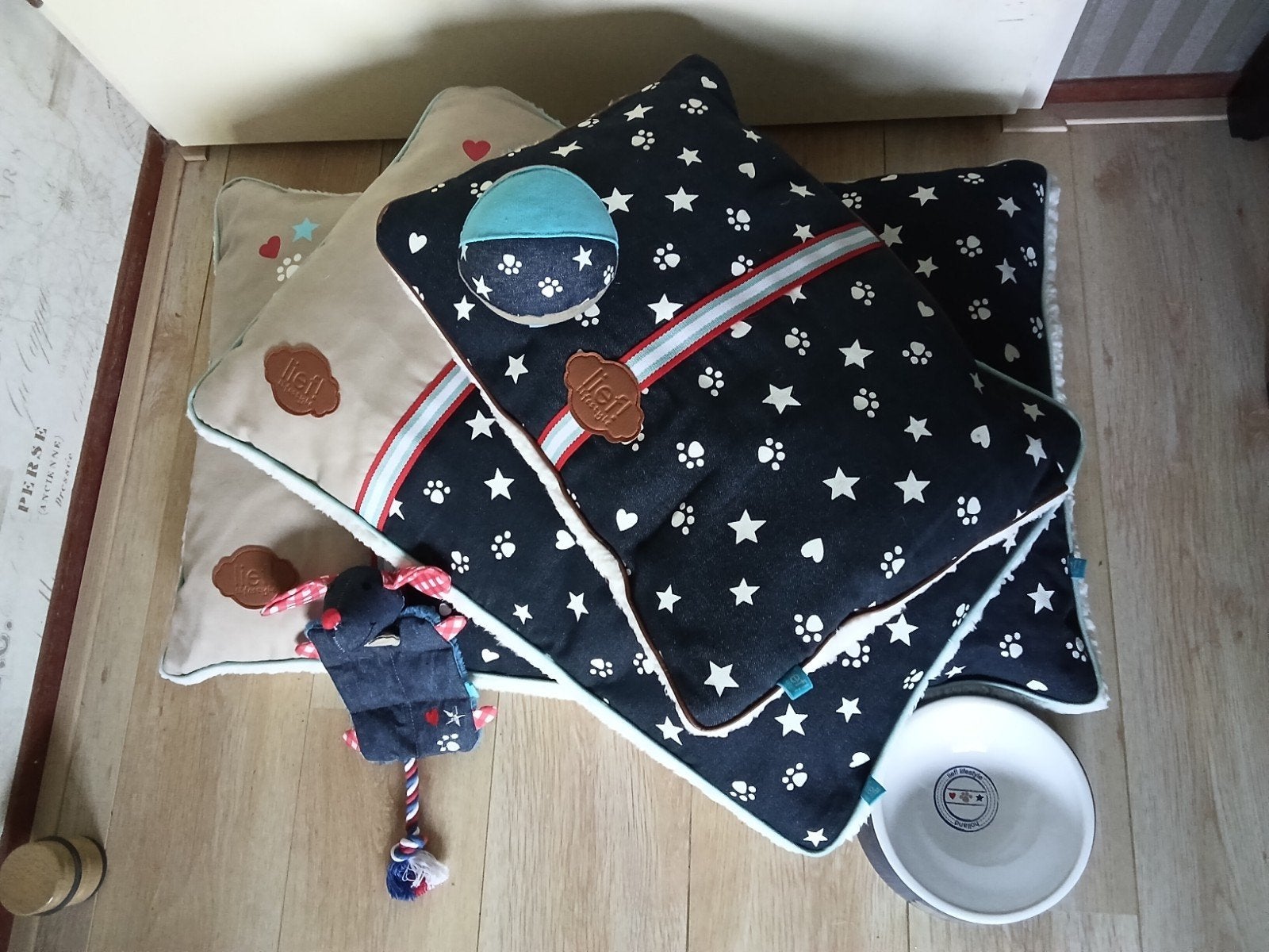 Hondenkussens LIEF!(set van 3) met voerbak en 2 speeltjes, Ophalen, Zo goed als nieuw