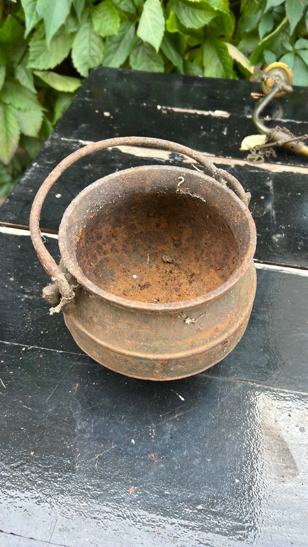 Gemerkte Belgische gietijzeren bloempot, Tuin en Terras, Rond, Ophalen of Verzenden, Metaal, Minder dan 40 cm