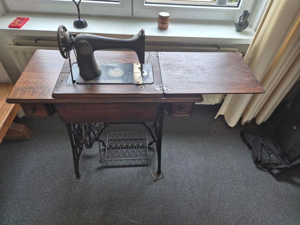 Antieke Singer naaimachine in houten tafel, Antiek en Kunst, Antiek | Naaimachines, Ophalen
