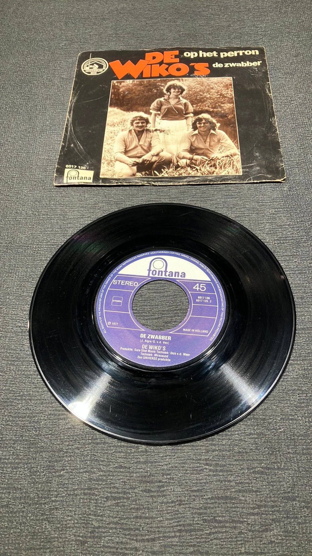 De Wiko’s. —  Op Het Perron.  - De Zwabber, Gebruikt, 7 inch, Ophalen of Verzenden, Fotohoes