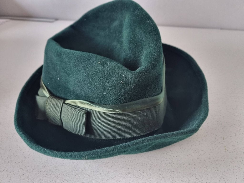groene stoffen hoed carnaval, Ophalen of Verzenden, Zo goed als nieuw, Hoed