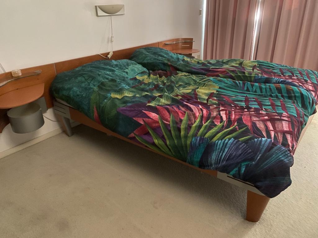 Auping 2 persoons bed, kersenhout, met nachtkastjes, Ophalen, Verstelbaar, 90 cm, Overige kleuren
