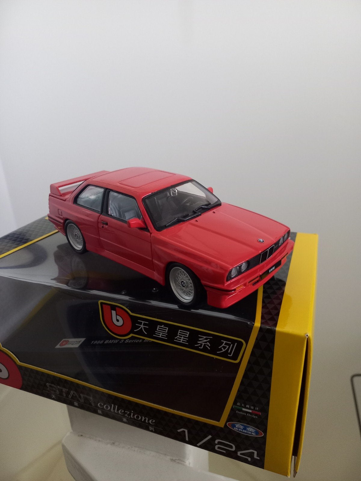 Bburago BMW M3 E30 modelauto 1:24 rood in doos, Ophalen of Verzenden, Zo goed als nieuw, Auto, Bburago
