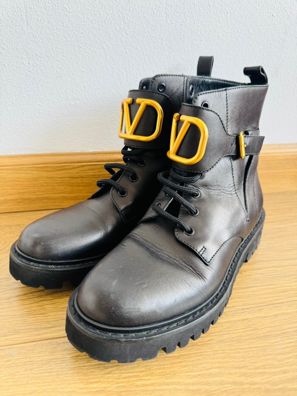 Nieuw valentino garavani signature combat boots, Ophalen of Verzenden, Zo goed als nieuw, Laarzen
