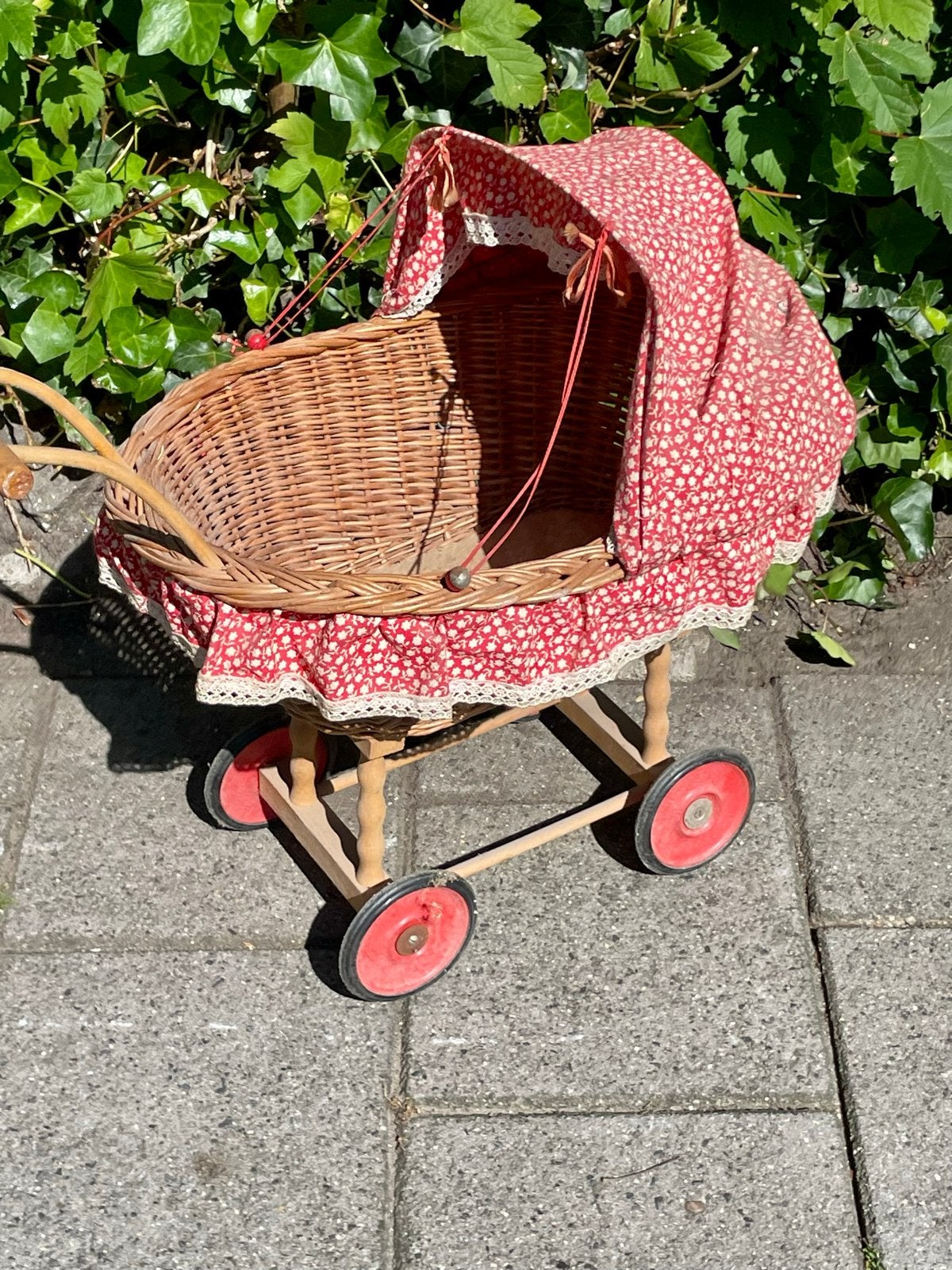 Vintage rieten poppenwagen met rode bloemenstof, Ophalen of Verzenden, Gebruikt, Overige typen