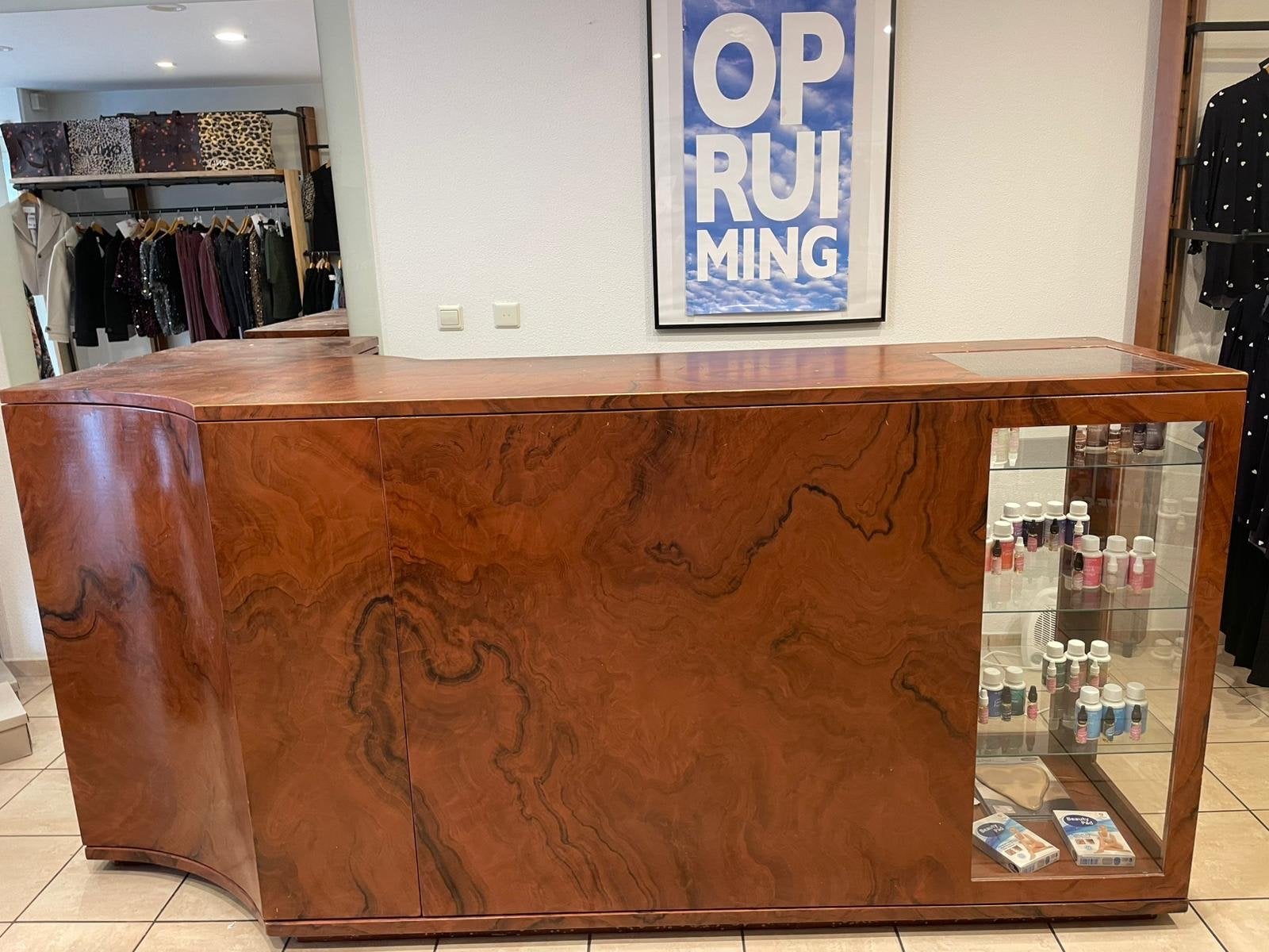 Compleet winkelinterieur: toonbank, kasten, pashok, rekken, Ophalen