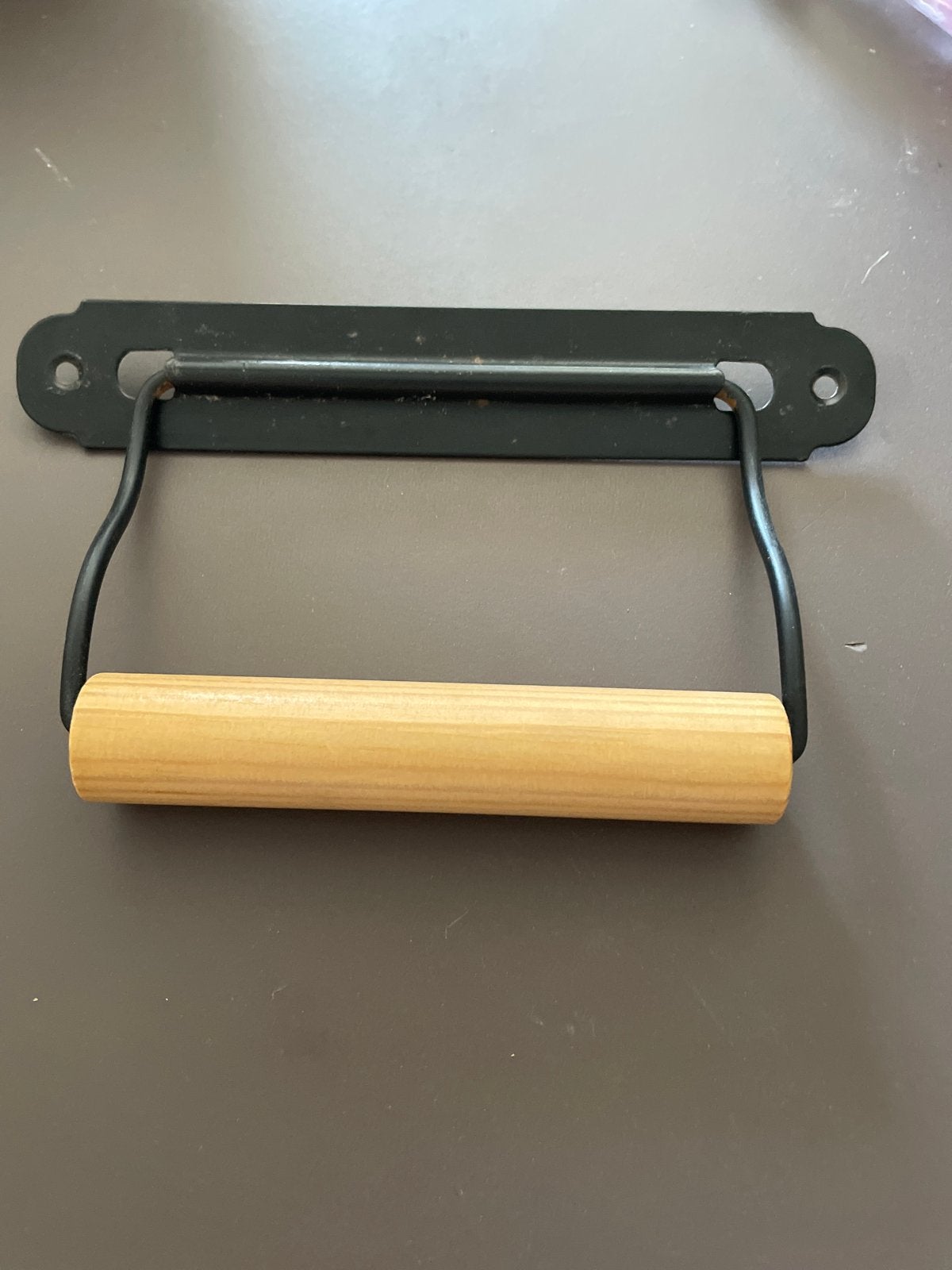 Zwarte metalen toiletrolhouder met houten rol, Ophalen of Verzenden, Zo goed als nieuw