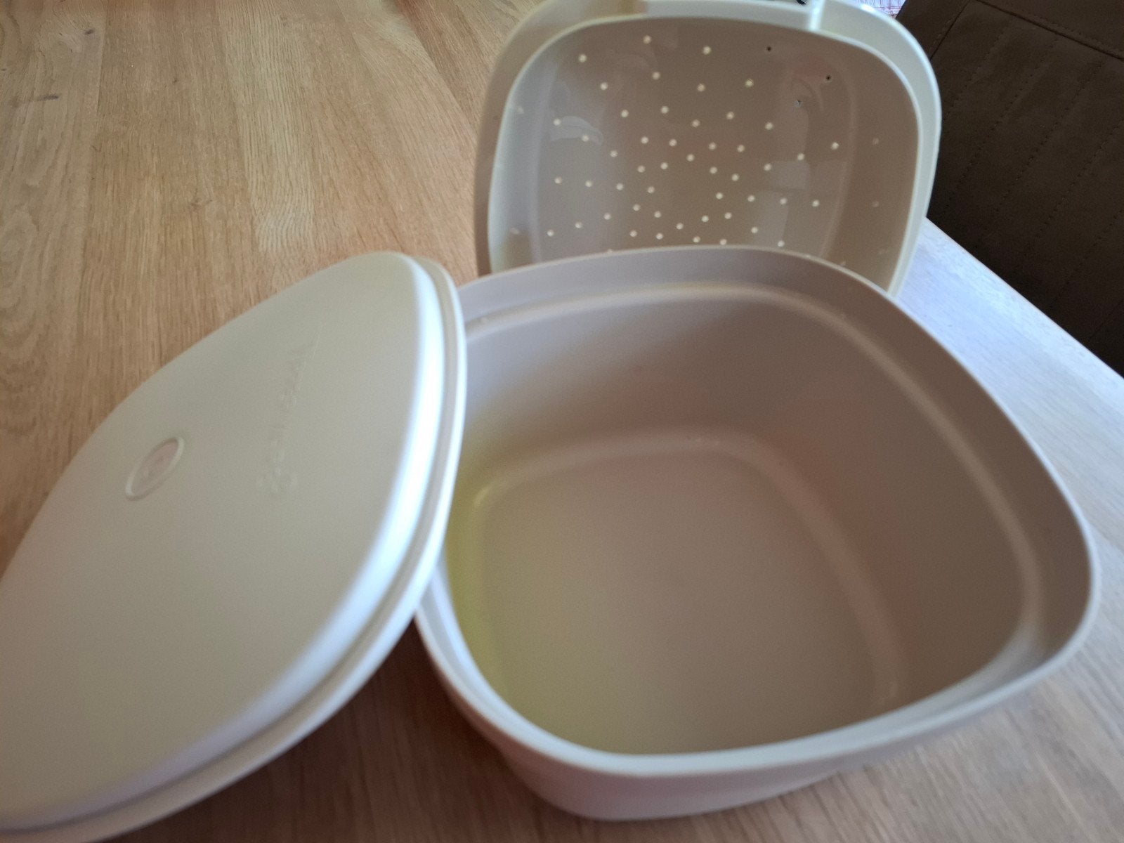 Tupperware Stoompan voor magnetron - Crème, Ophalen of Verzenden, Gebruikt, Crème, Bak of Kom