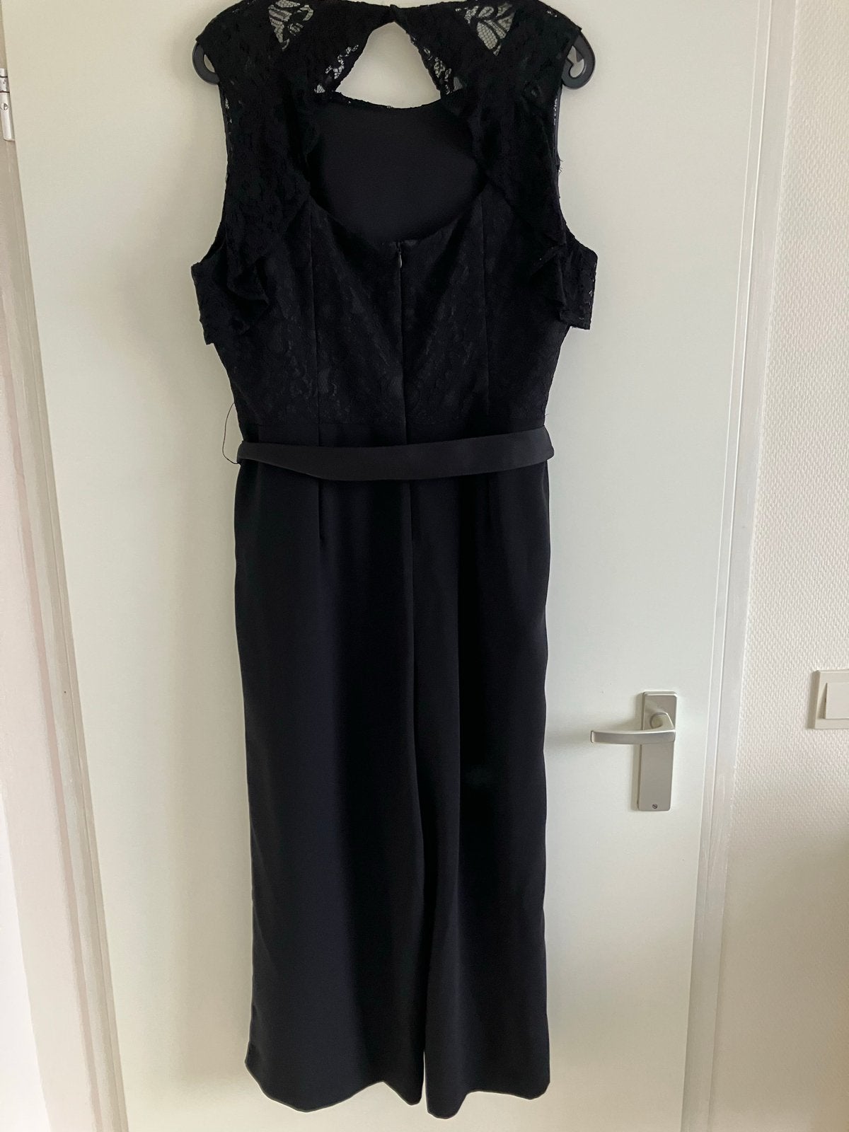 Zwarte jumpsuit met kanten details en open rug, mt 44, Ophalen of Verzenden, Zo goed als nieuw, Maat 42/44 (L), Zwart
