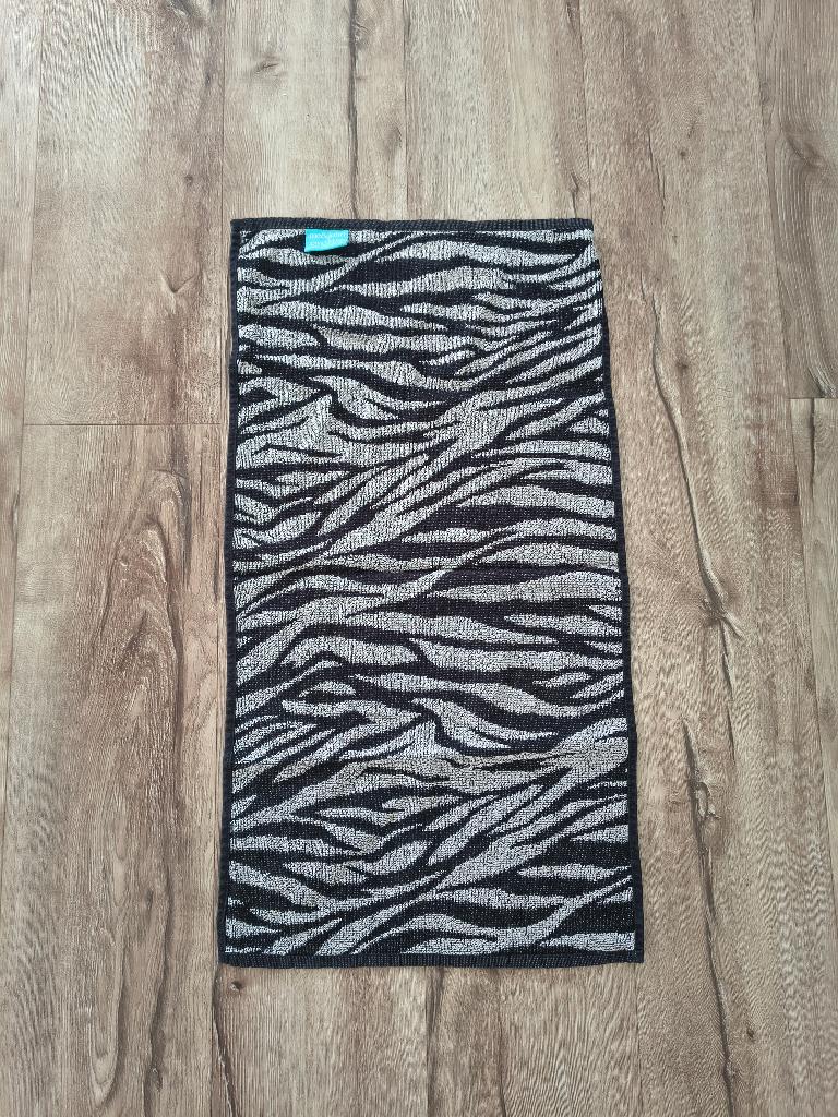 Prachtige zwart wit gestreepte handdoek, zebra print Frieda., Handdoek, Ophalen of Verzenden, Onb, Wit
