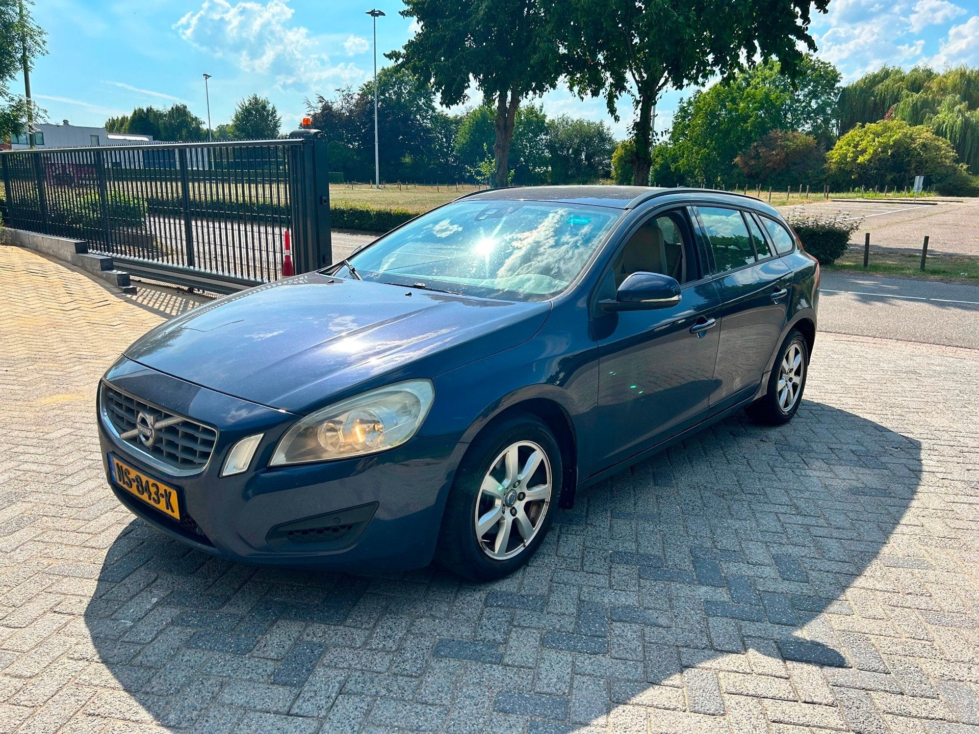Volvo V60 2.0 D3 R-Design Navi, Auto's, Volvo, Voorwielaandrijving, Euro 5, Stof, Gebruikt