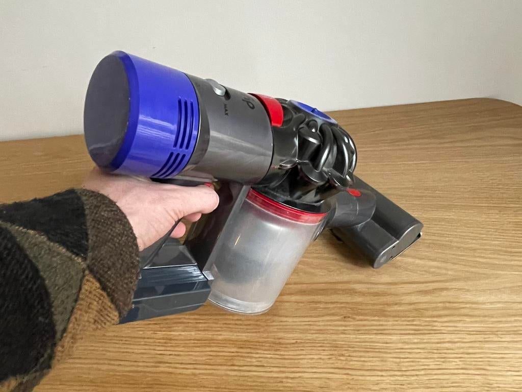 Dyson V8 kruimeldief - met car cleaning set!, Witgoed en Apparatuur, Stofzuigers, Refurbished, Kruimeldief, Minder dan 1200 watt