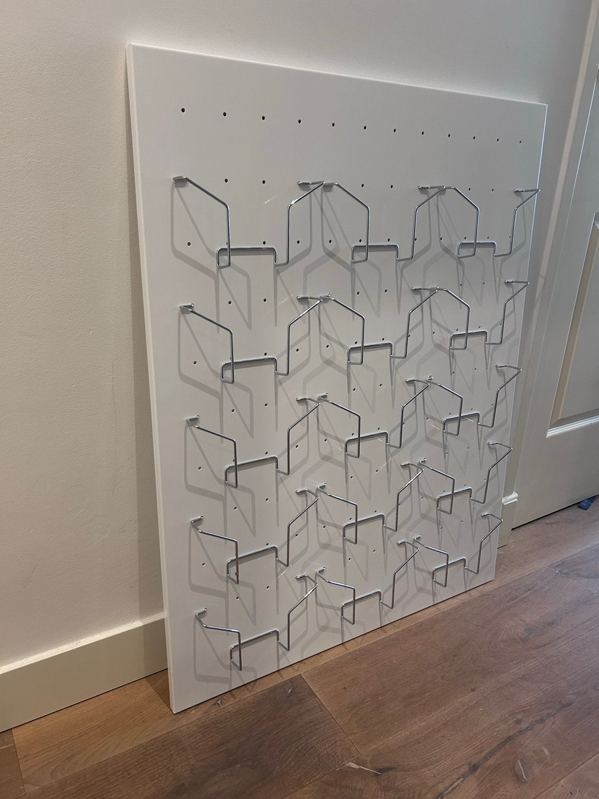 Wit kaarten/flyerbord met metalen haken - Displaybord, Ophalen of Verzenden, Gebruikt