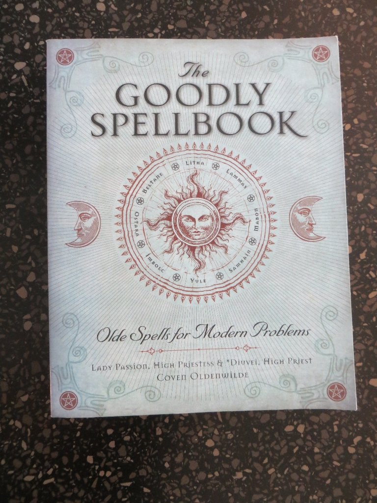 The goodly spellbook - olde spells for modern problems, Ophalen of Verzenden, Gelezen, Spiritualiteit algemeen, Achtergrond en Informatie
