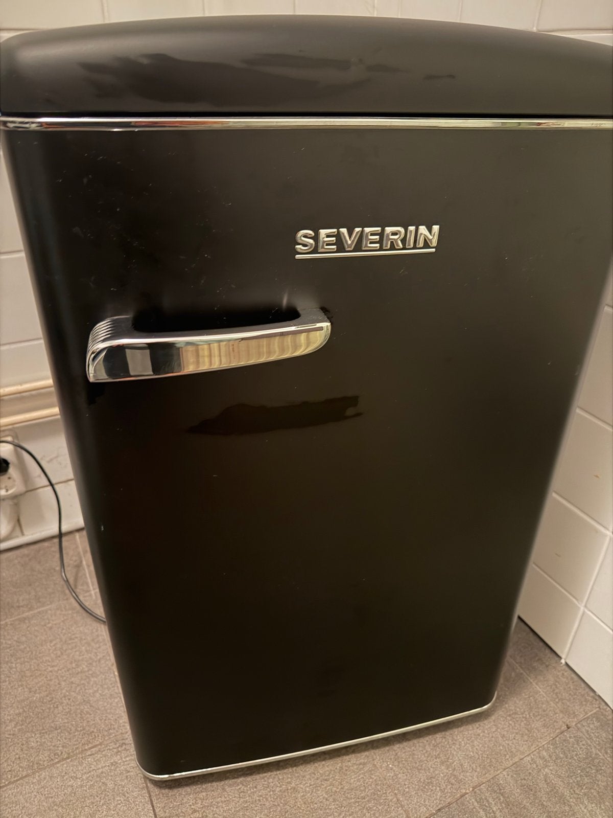 Severin Koelkast Zwart - Compact en Stijlvol, Witgoed en Apparatuur, 75 tot 100 liter, Zo goed als nieuw, 45 tot 60 cm, Met vriesvak
